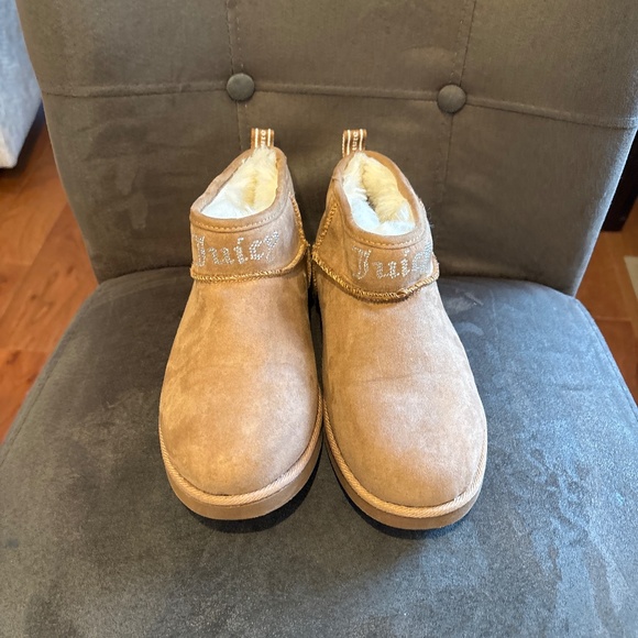 Women’s Juicy Couture Kerri Low Bootie Tan Micro Suede Sz 7 - Picture 1 of 5